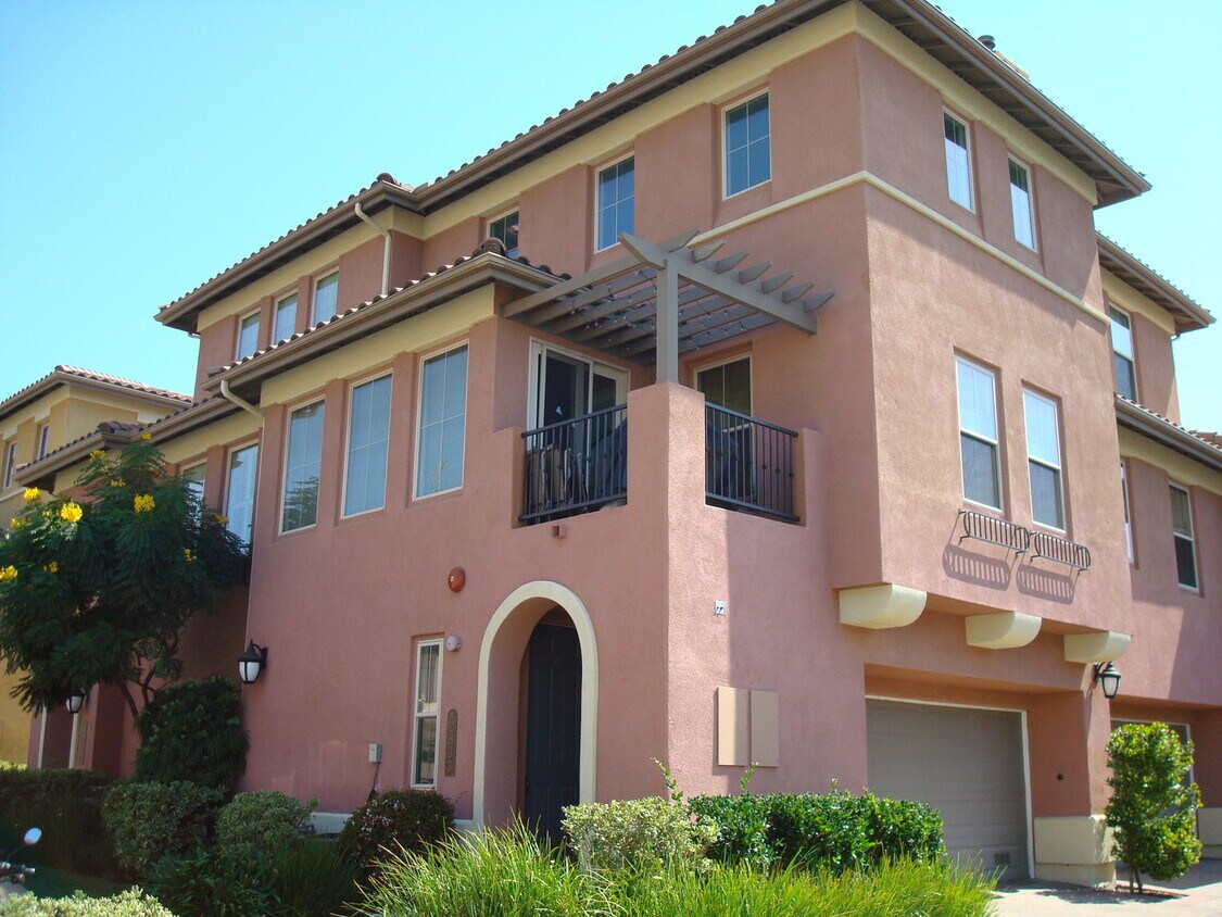 Foto principal - $3200 - Upgraded 2 bedroom 2 bath, 1735 sq ft townhouse in Mission Valley