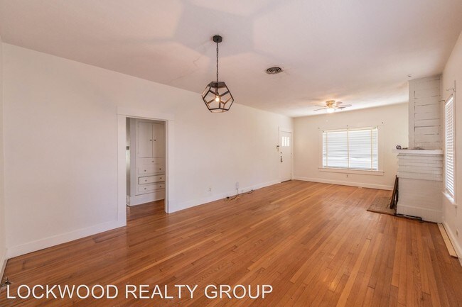 Building Photo - 2 br, 2 bath House - 925 W. AGARITA