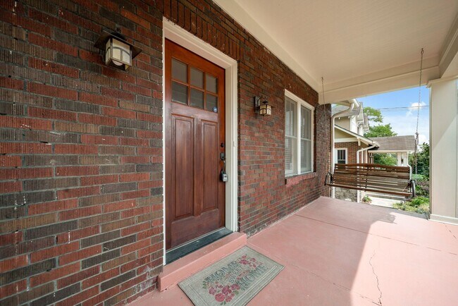 Foto del edificio - Charming 3BE/2BA cottage in a great location of Belmont-Hillsboro!
