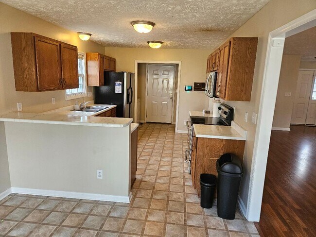 Building Photo - 2814 Norcliff Dr