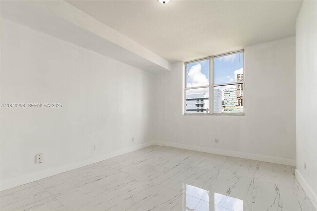 Foto del edificio - 1350 NW 8th Ct