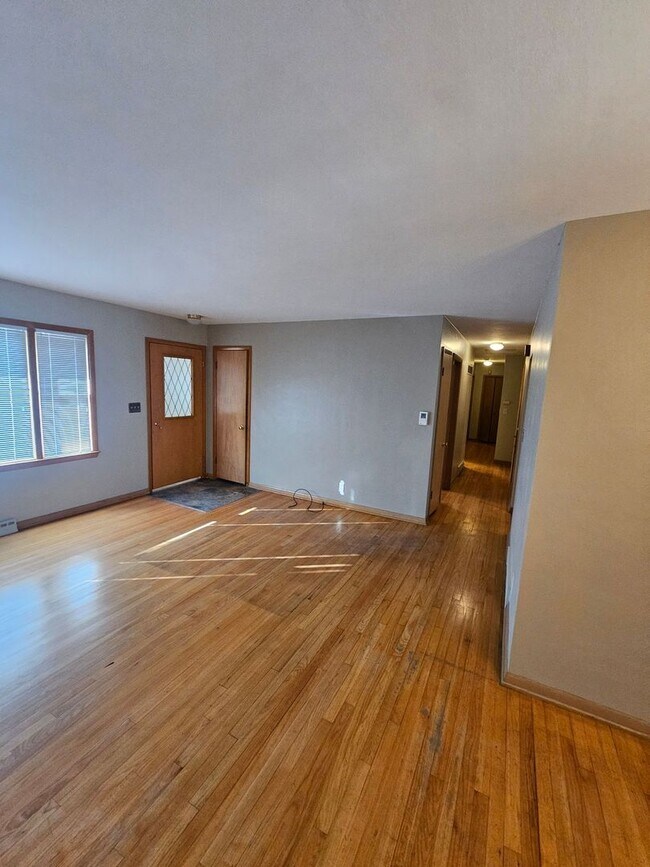 Building Photo - 5 Bedroom Single Family