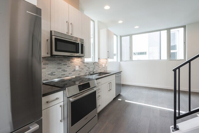 Building Photo - 1119 14th Ave