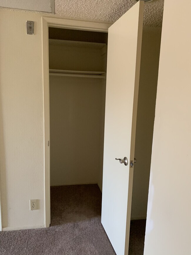 coat closet - 3724 Glendon Ave
