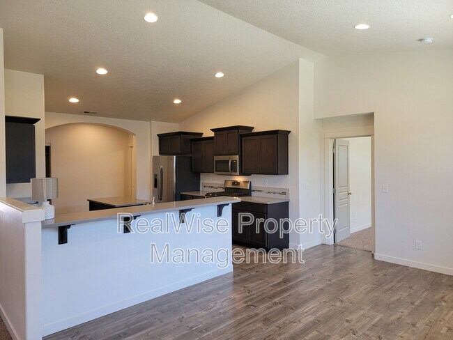 Building Photo - 2482 NW Glen Oak Ave