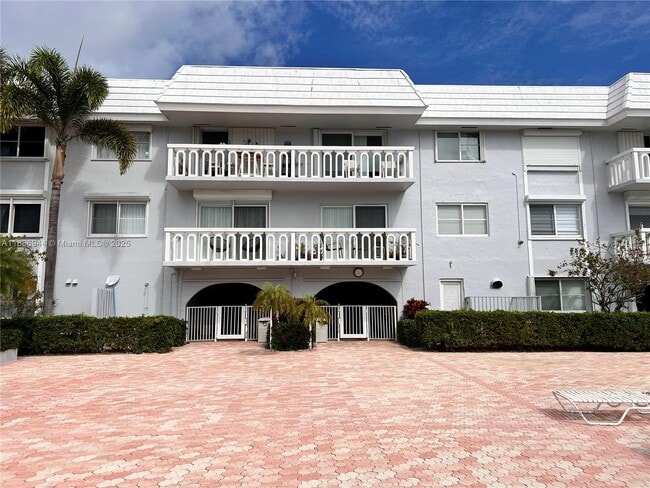 Foto del edificio - 100 Edgewater Dr
