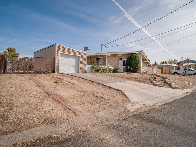 Building Photo - 2bed 1bath attached home, large back yard,...