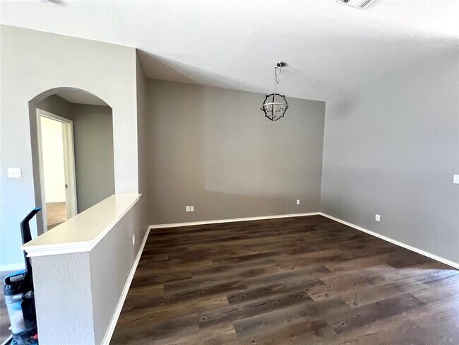 Foto del edificio - 15053 Babbling Brook Dr