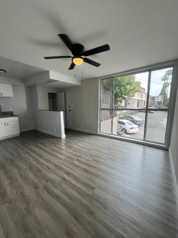 Foto del edificio - 7406 S Hoover St