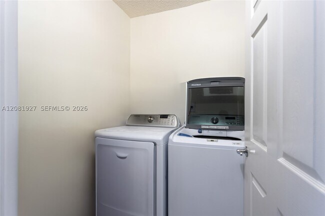 Foto del edificio - 16711 Collins 1704
