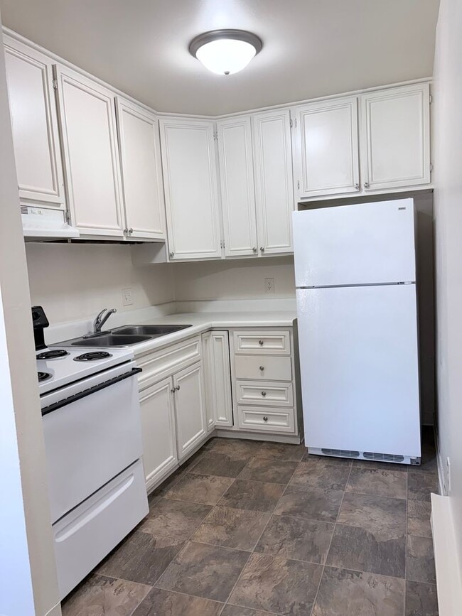 Foto del edificio - Large 2 bedroom apartment with washer/drye...