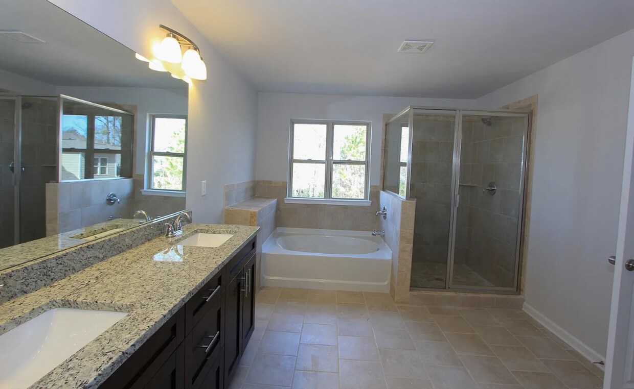 Foto del edificio - 3 Bedroom TOWNHOME in Suwanee, GA!