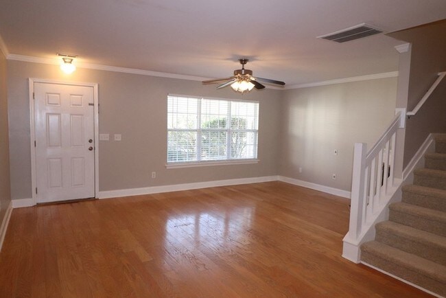 Building Photo - Oak Bluff
