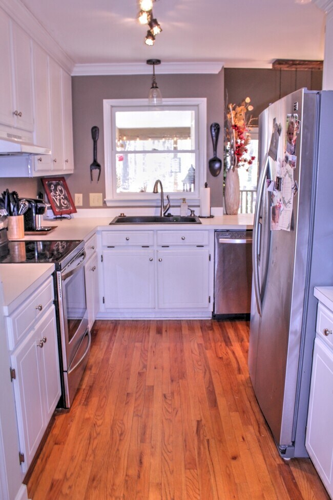 Foto del edificio - Beautiful home with Fenced Yard & Screened Porch!