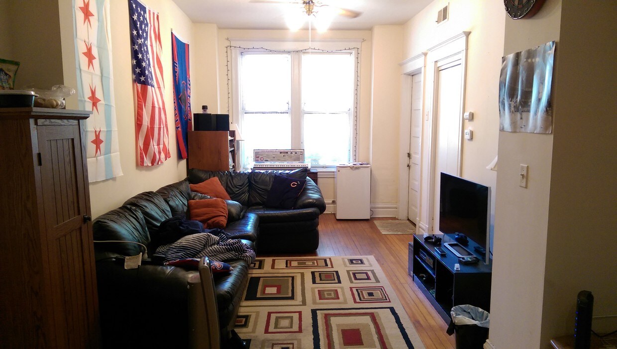 Front Room - 1130 W Roscoe St