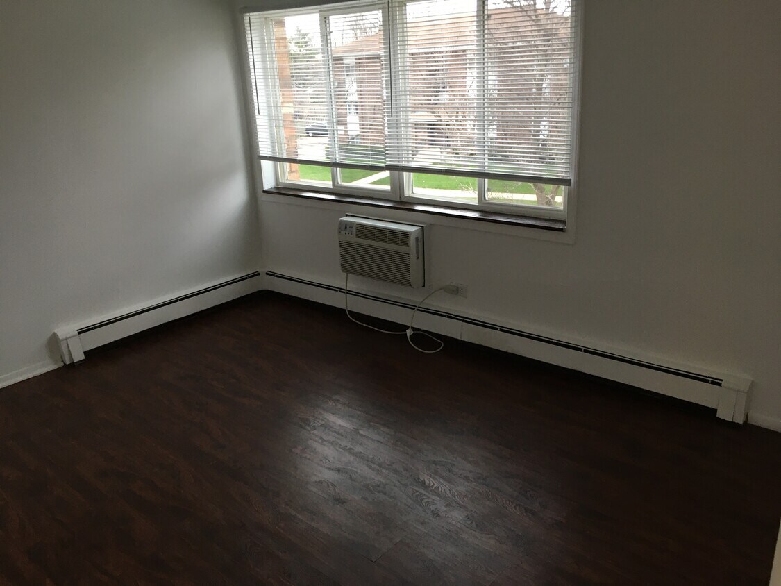 Foto principal - 1145 Surrey Dr