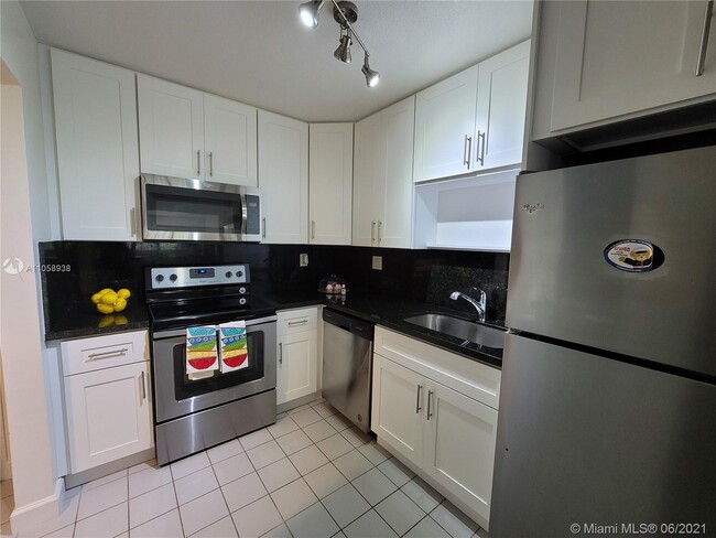 Building Photo - 303 Racquet Club Rd