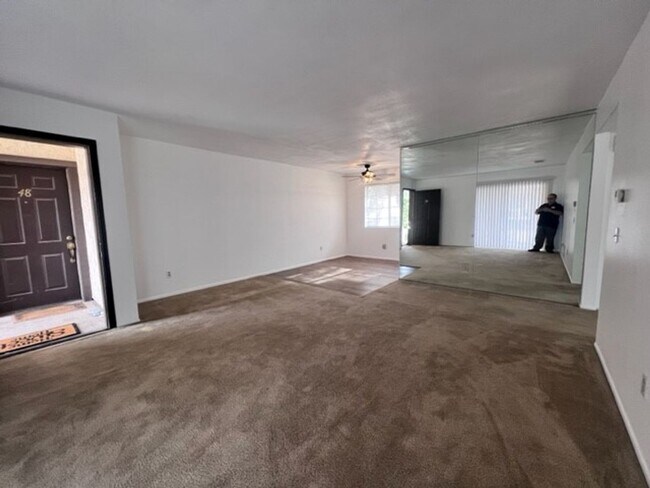 Foto del edificio - 2 BR Upstairs Remodeled Condo includes Wat...