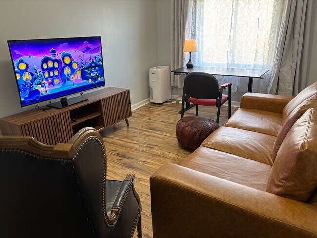 Foto del edificio - 2475 E Maple Rd