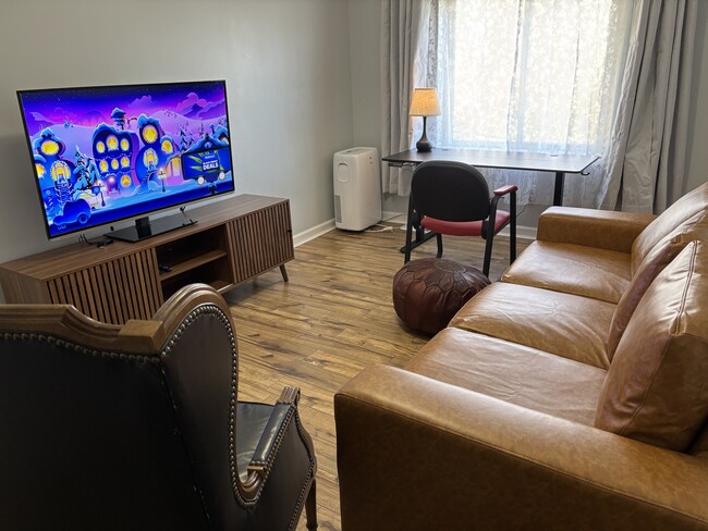 Building Photo - 2475 E Maple Rd