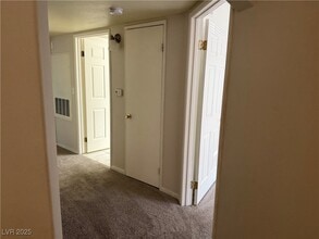 Building Photo - 698 S Racetrack Rd