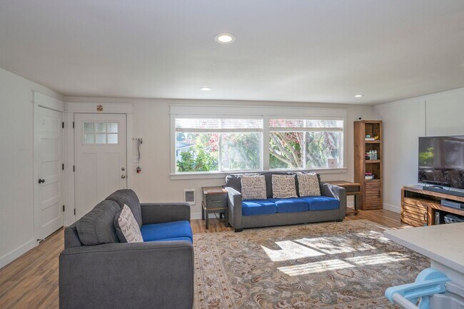 Foto del edificio - North Tacoma Beauty: Fully Remodeled & Minutes to Proctor + Ruston