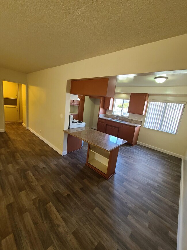 eat in Kitchen/ hallway - 700 W Emerson Ave
