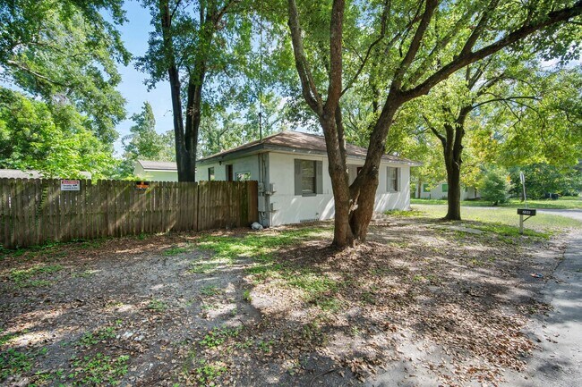 Building Photo - Charming 2×2 Single-Family Home – No Pets,...