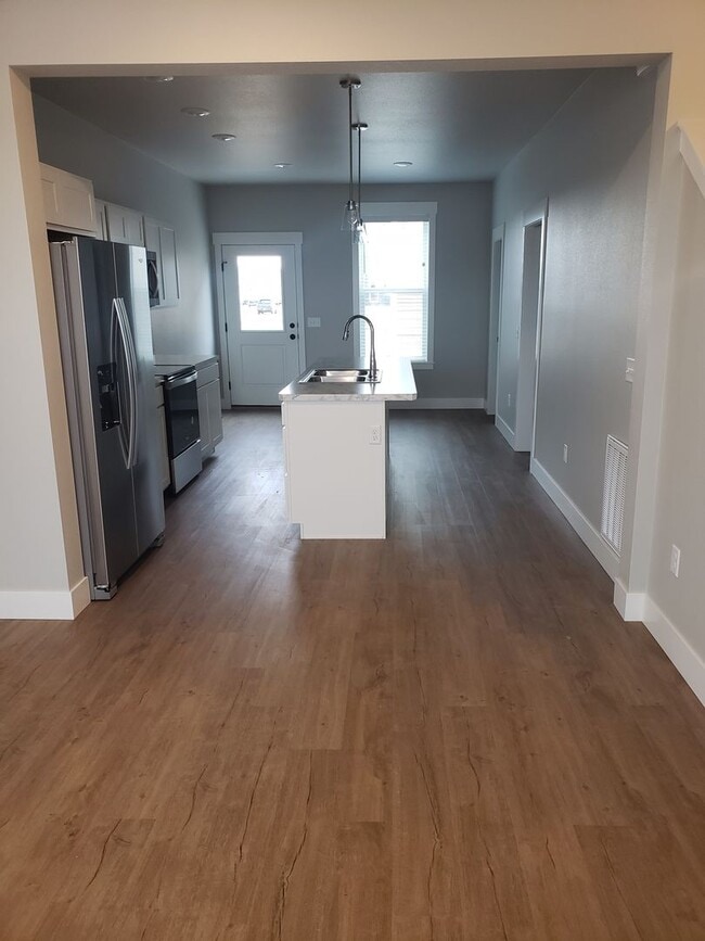 Building Photo - Gorgeous 2 bed 2.5 bath townhouse in Annafield