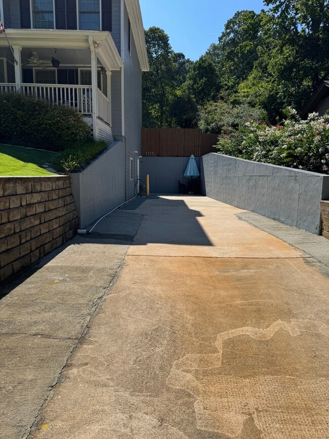 Long driveway with seasonal boat parking - 4615 Forest Pl