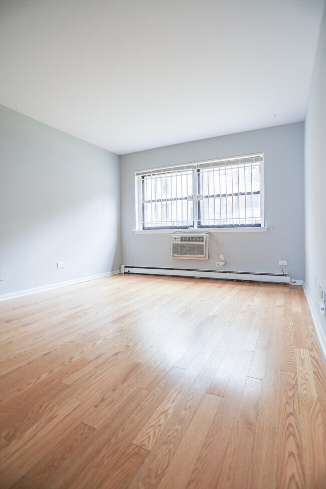 Foto del edificio - 2835 N Cambridge Ave
