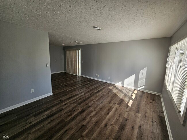 Building Photo - 1433 Hillcrest Dr