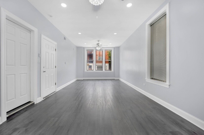 Foto principal - 2253 W Belmont Ave
