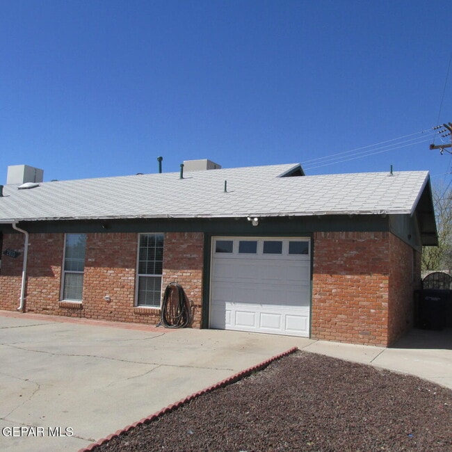 Building Photo - 2933 Wedgewood Dr
