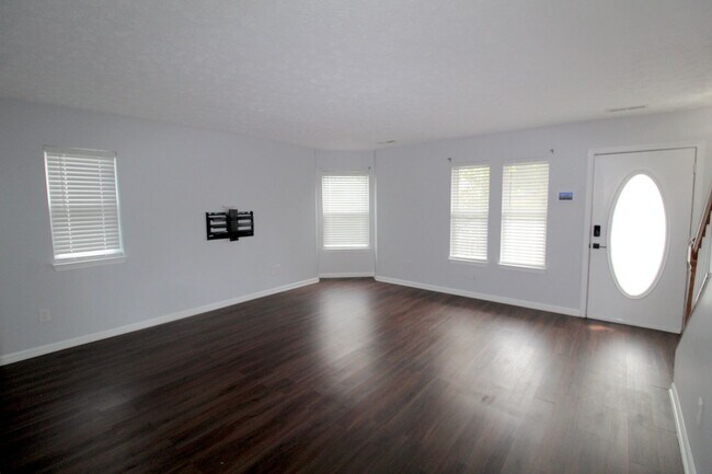 Building Photo - Charming 2 Bedroom, 2.5 Bath Updated Townh...
