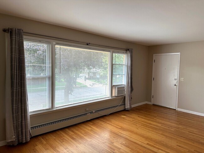 Building Photo - 422 Edwards Ave
