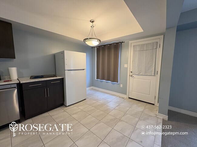 Photo du bâtiment - Spacious 6-Bedroom Freehold Townhouse with Garage & Backyard – Thorold