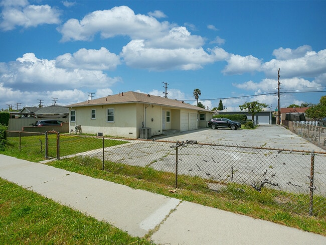 Building Photo - 2439 N Lincoln St