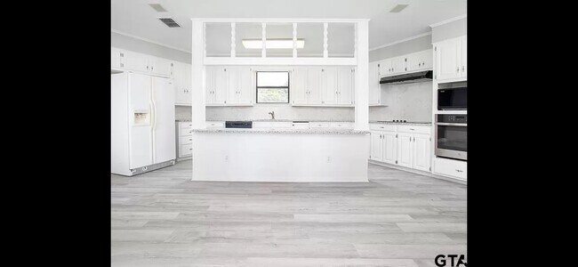 Building Photo - 17928 W Lakeview Dr