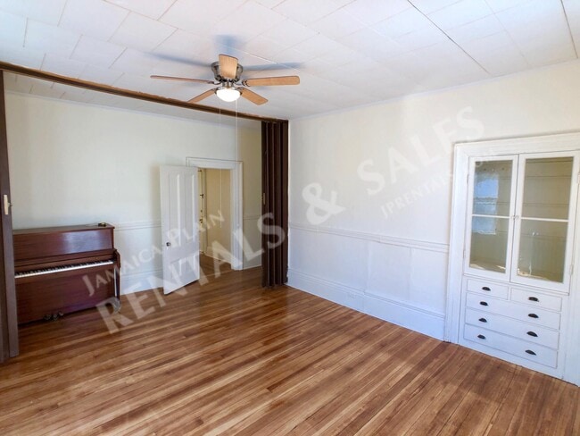 Building Photo - 47 Custer St
