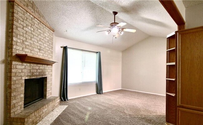 Foto del edificio - 3-bedroom 2-bathroom home on a corner lot!