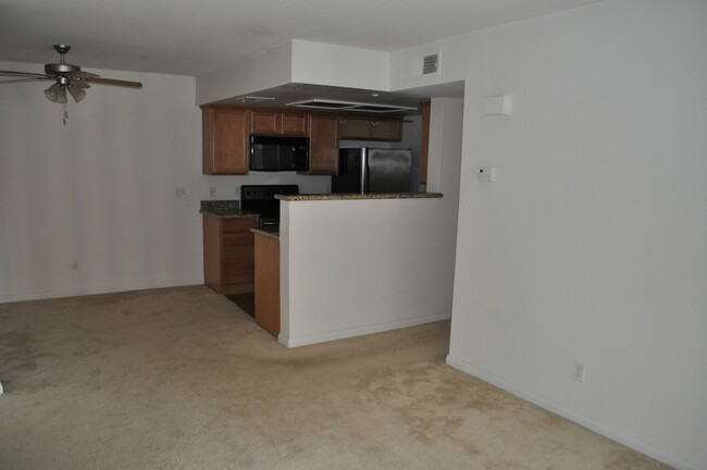 Building Photo - 2 Bedroom 1 Bath Condo in Il Palio Complex...