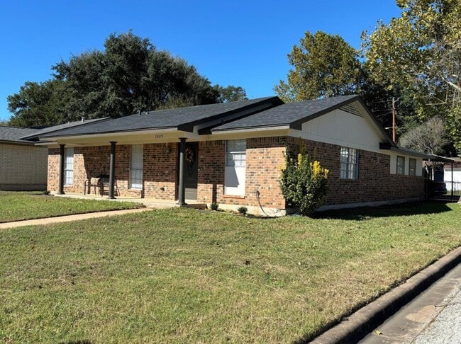 Building Photo - 1009 Lawndale Ave