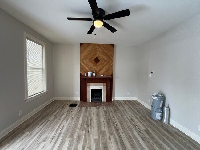 Foto del edificio - 2 bedroom, plus bonus room!