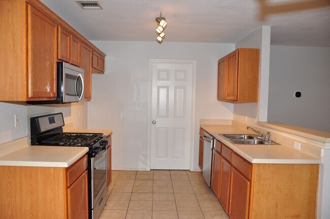 Foto del edificio - 4 Bedroom 2.5 Bath in Block House Creek
