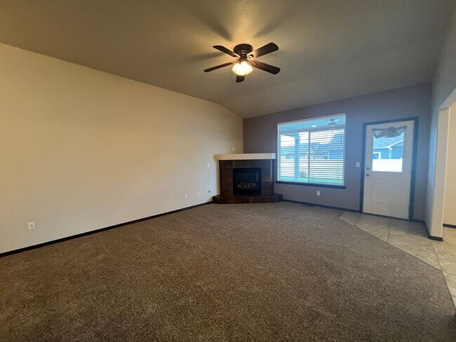 Building Photo - Move in special $400 off first months rent!