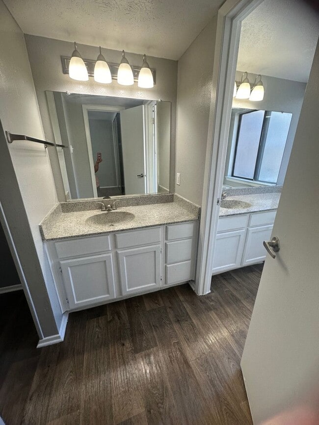 Building Photo - Beuti-ful Town home Ready to Move in!