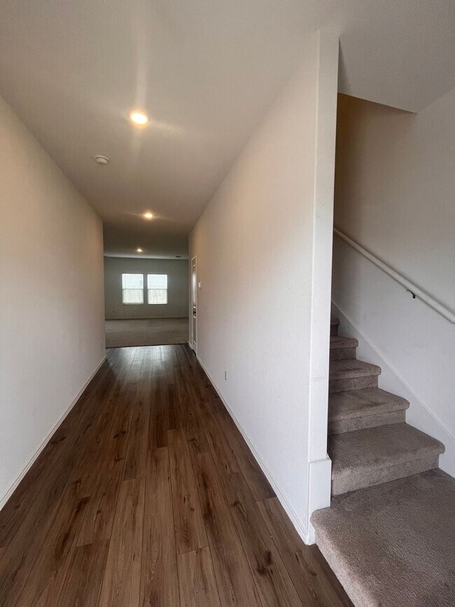 Foto del edificio - 2023 4 bed 2.5 bath with a fenced in backyard and attached garage