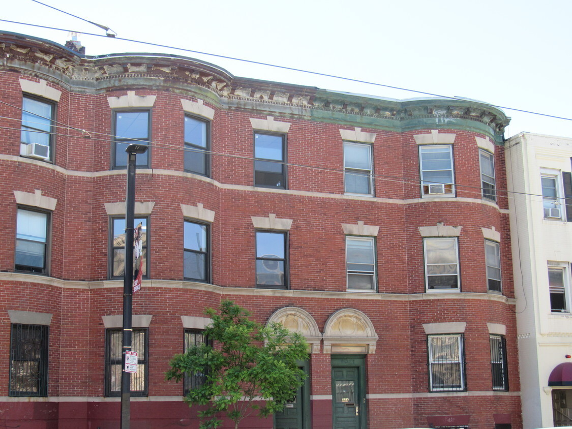Primary Photo - 882 Huntington Ave