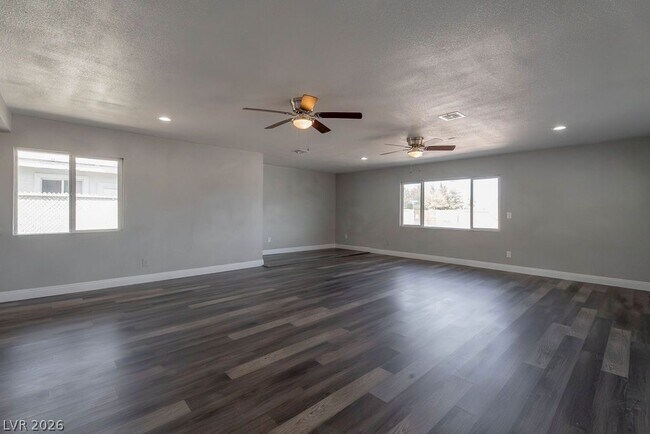 Building Photo - 1501 N Tonopah Dr